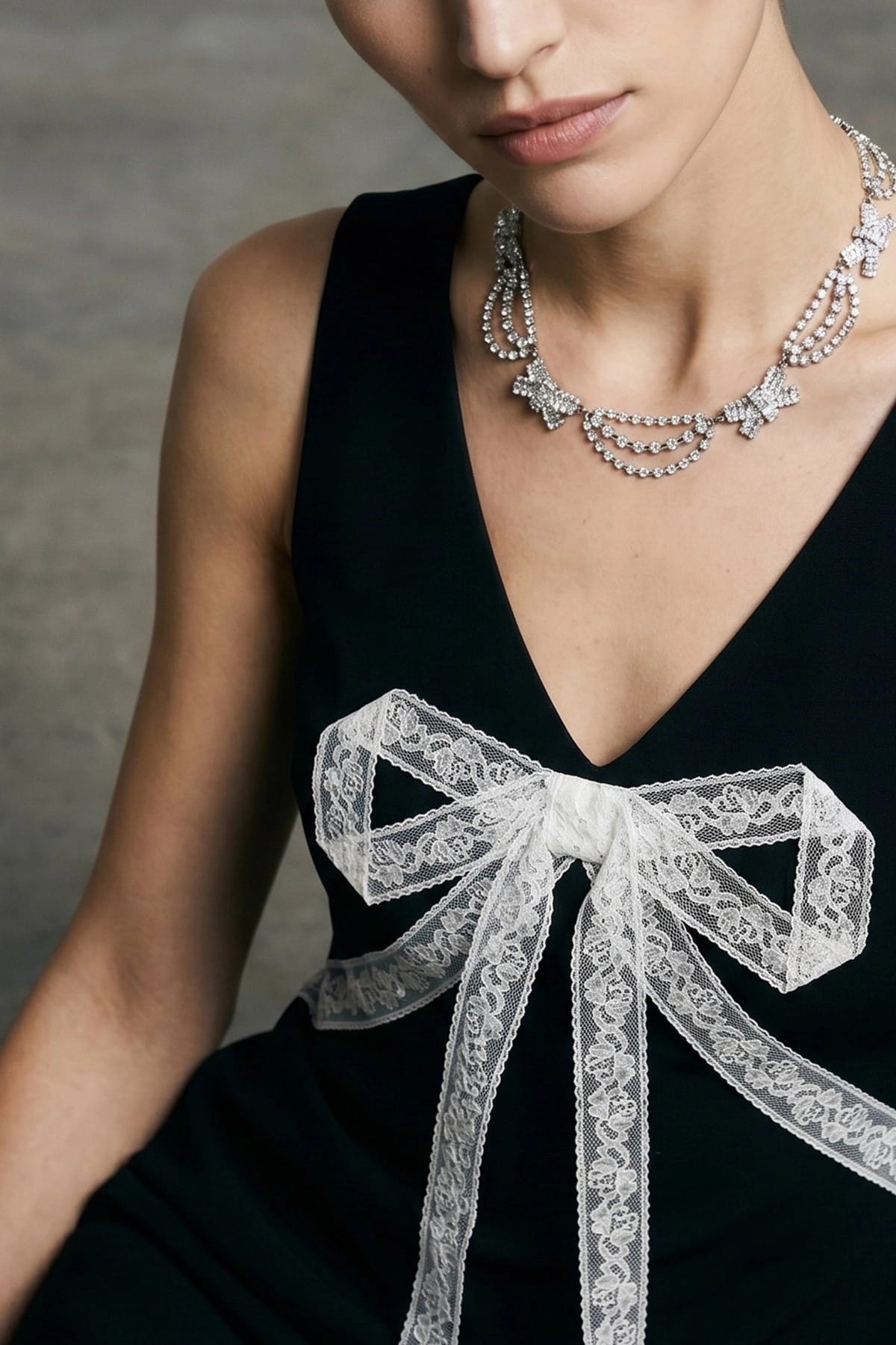 Alessandra Rich Collar con lazo y cristal - alternate view