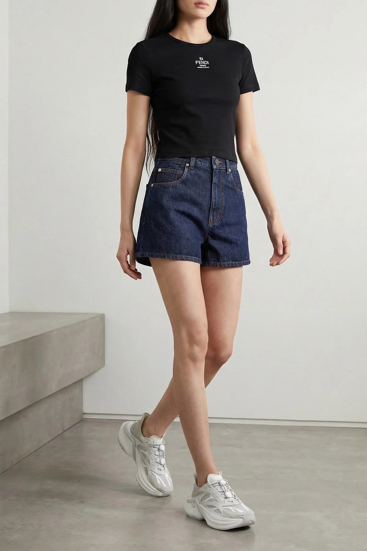 Fendi T-Shirt mit Logo-Stickerei und Cropped-Schnitt - alternate view