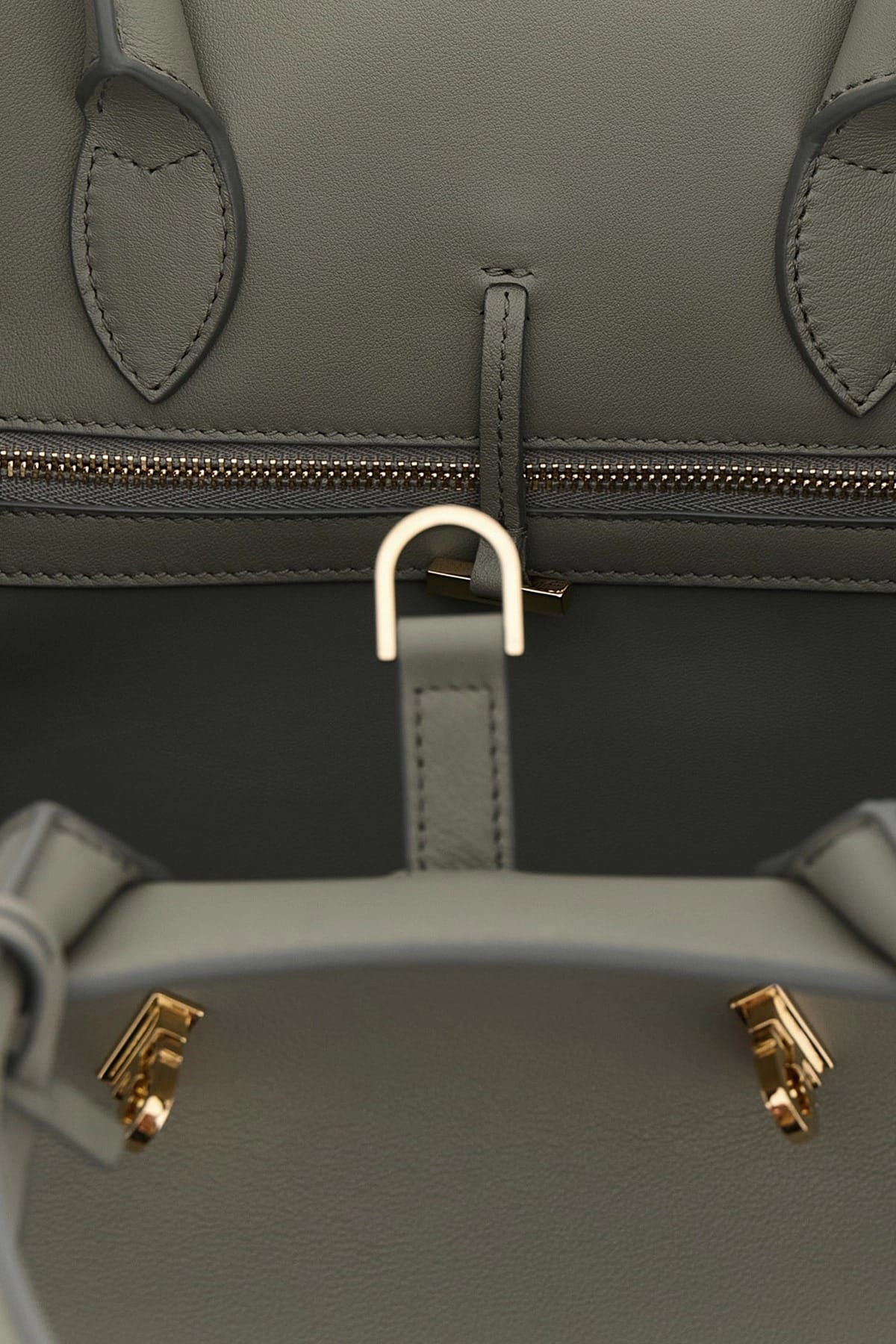 Ferragamo Ferragamo Hug M Handbag