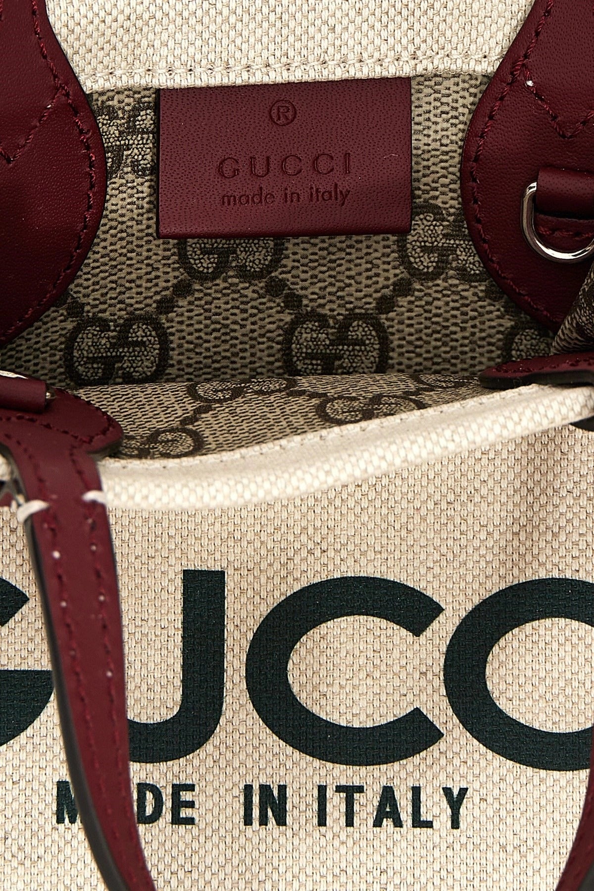 حقيبة يد Gucci من القماش بطبعة الشعار