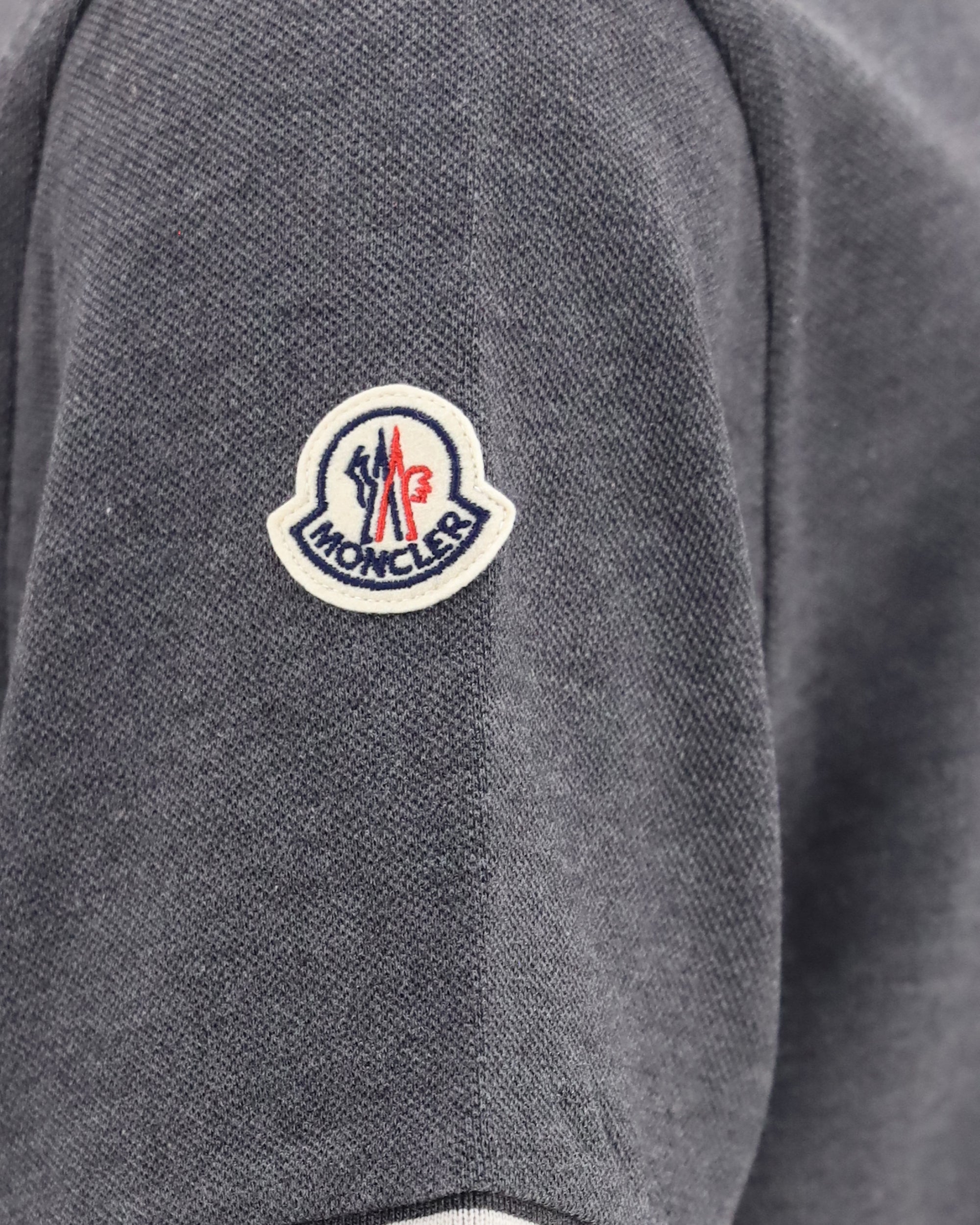 قميص بولو Moncler من قطن بيكيه بحواف مخططة