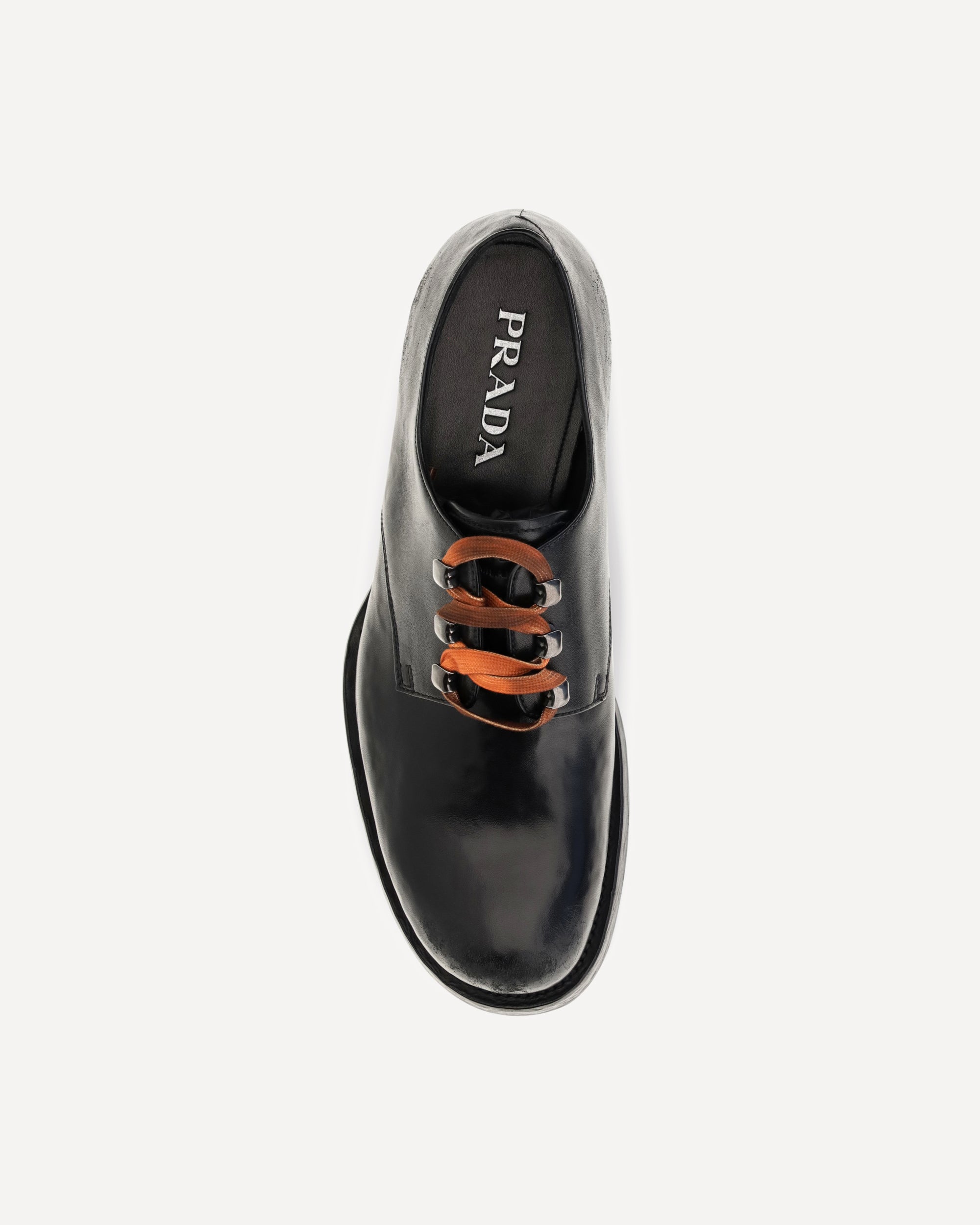 أحذية Prada جلدية معتقة برباط