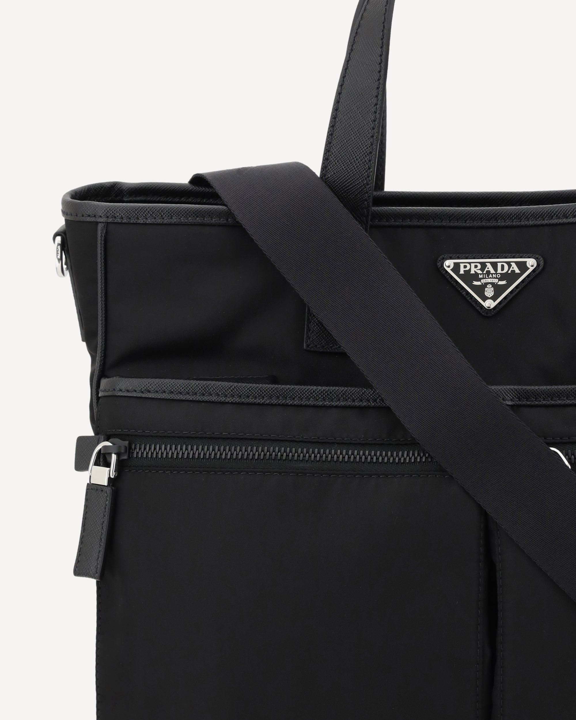 حقيبة توت Prada بشعار