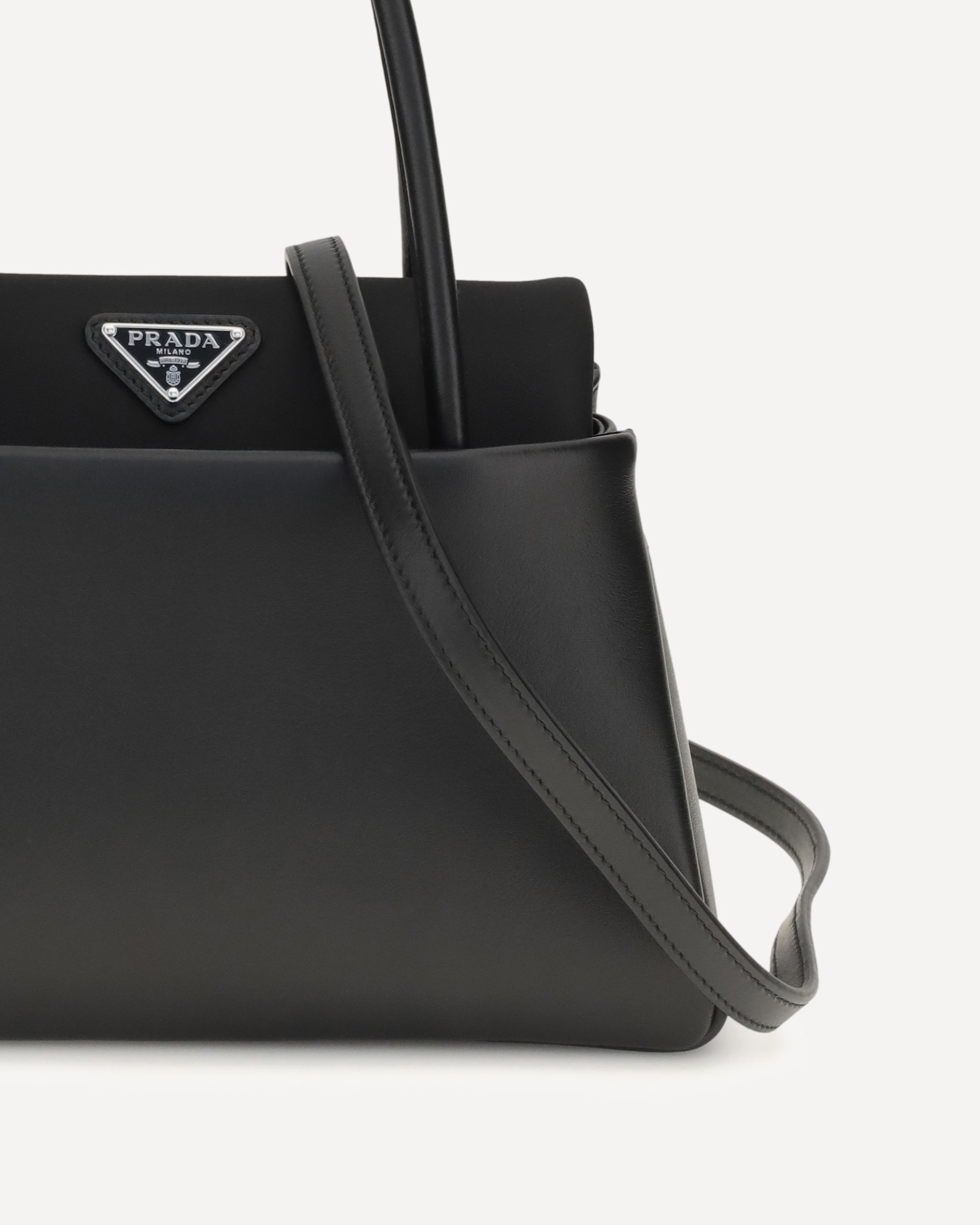 Borsa top handle Prada con logo triangolo
