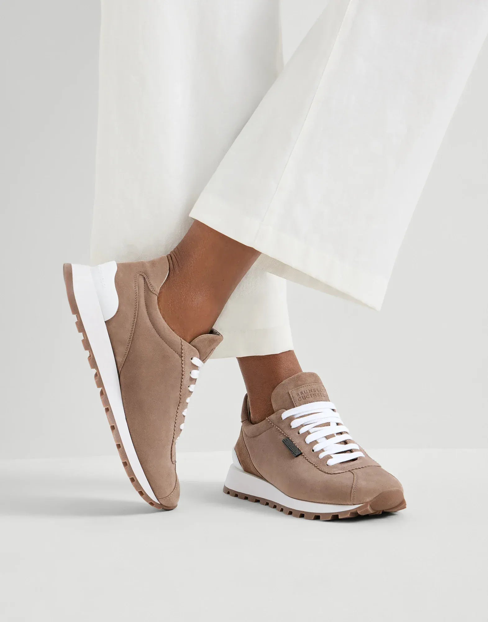 Braune Wildleder-Sneaker mit glänzendem Tab  - alternate view