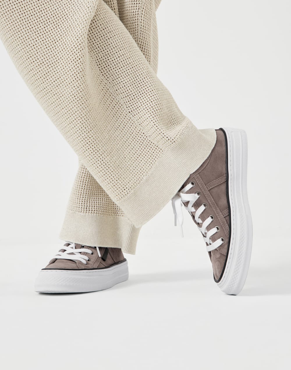Glänzende Tab-Braune Wildleder-Sneaker  - alternate view