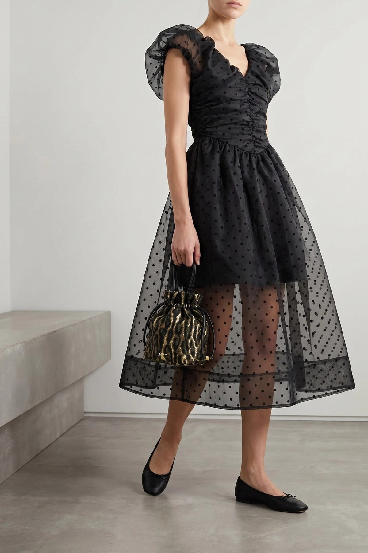 Ganni Schwarzes Organza-Midi-Kleid mit Raffungen - alternate view