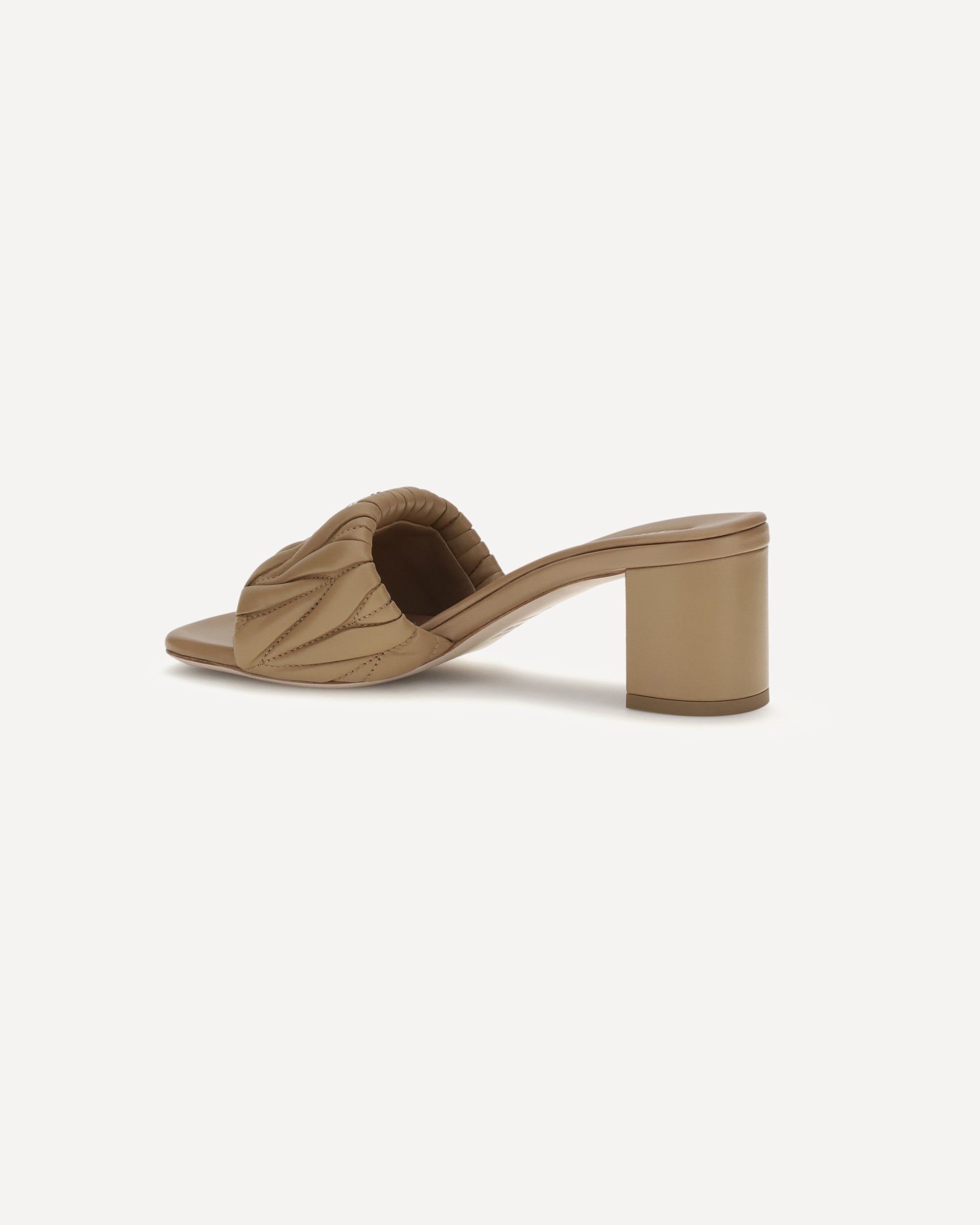 Miu Miu صنادل بشعار Miu Miu