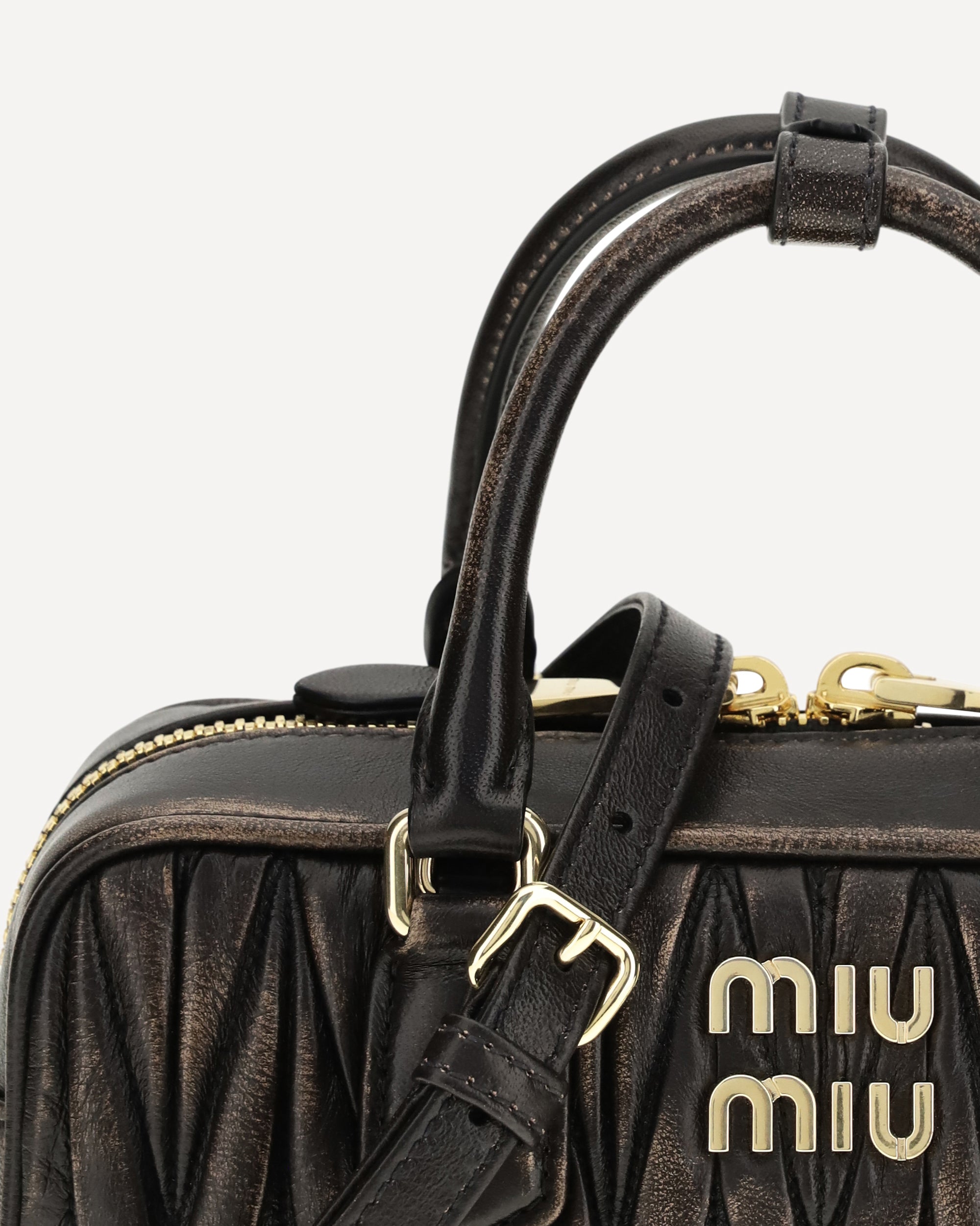 퀼팅 나파 가죽 소재의 Miu Miu Arcadie 핸드백