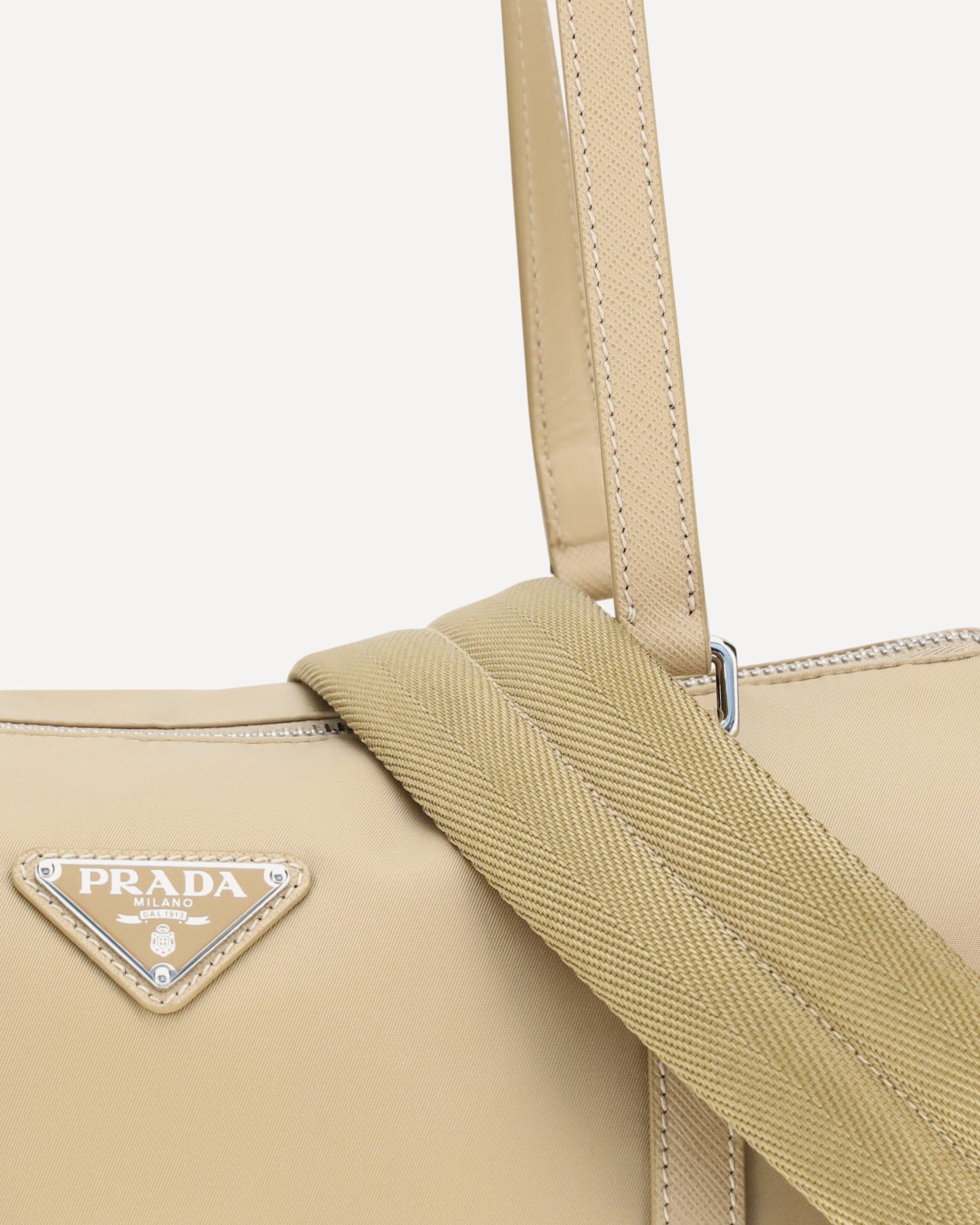 Prada Bolsa de Ombro Grande em Re-Nylon e Saffiano | Sendegaro BR