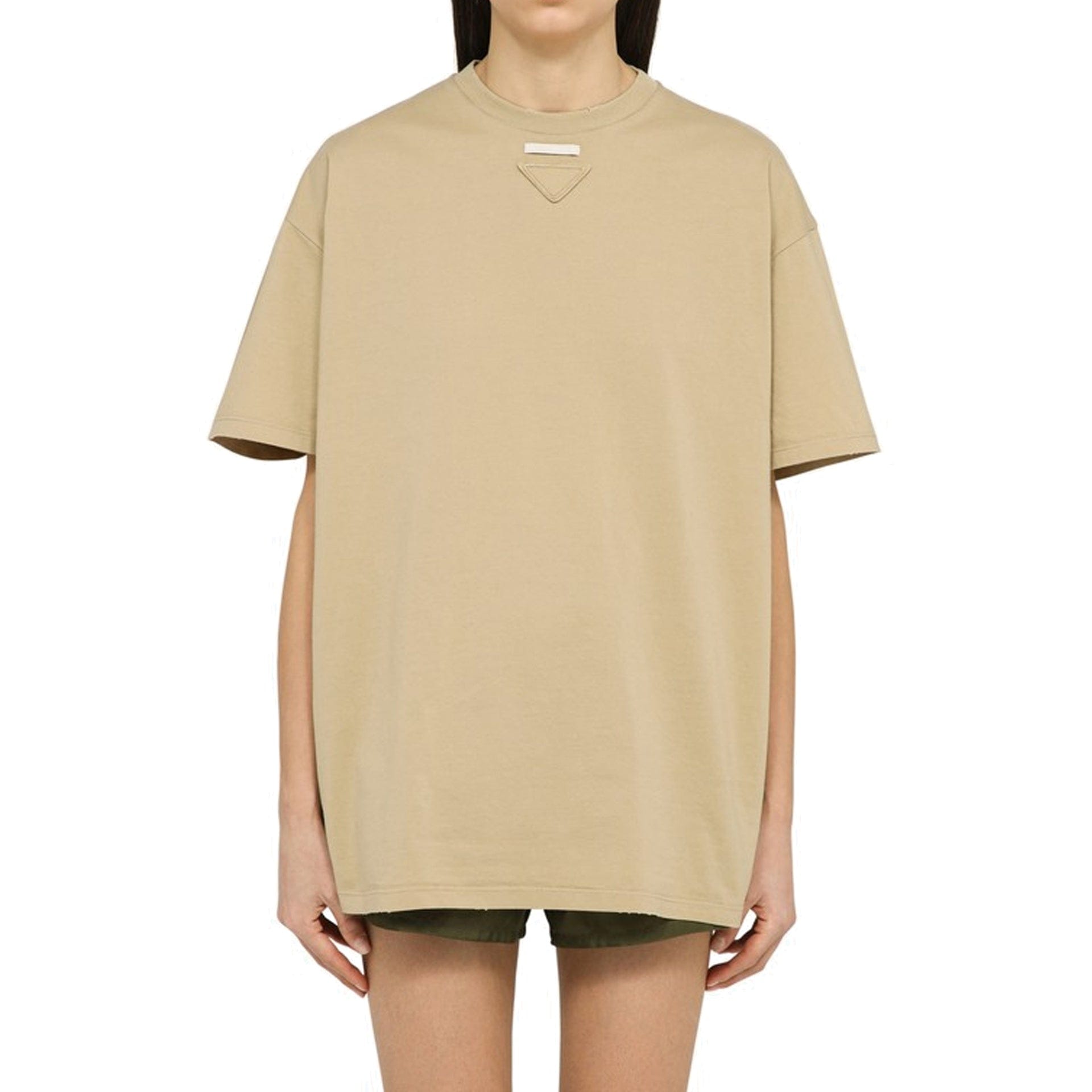 PRADA/ゴールドロゴベージュTシャツ Prada Triangle Logo T-Shirt | Sendegaro FR